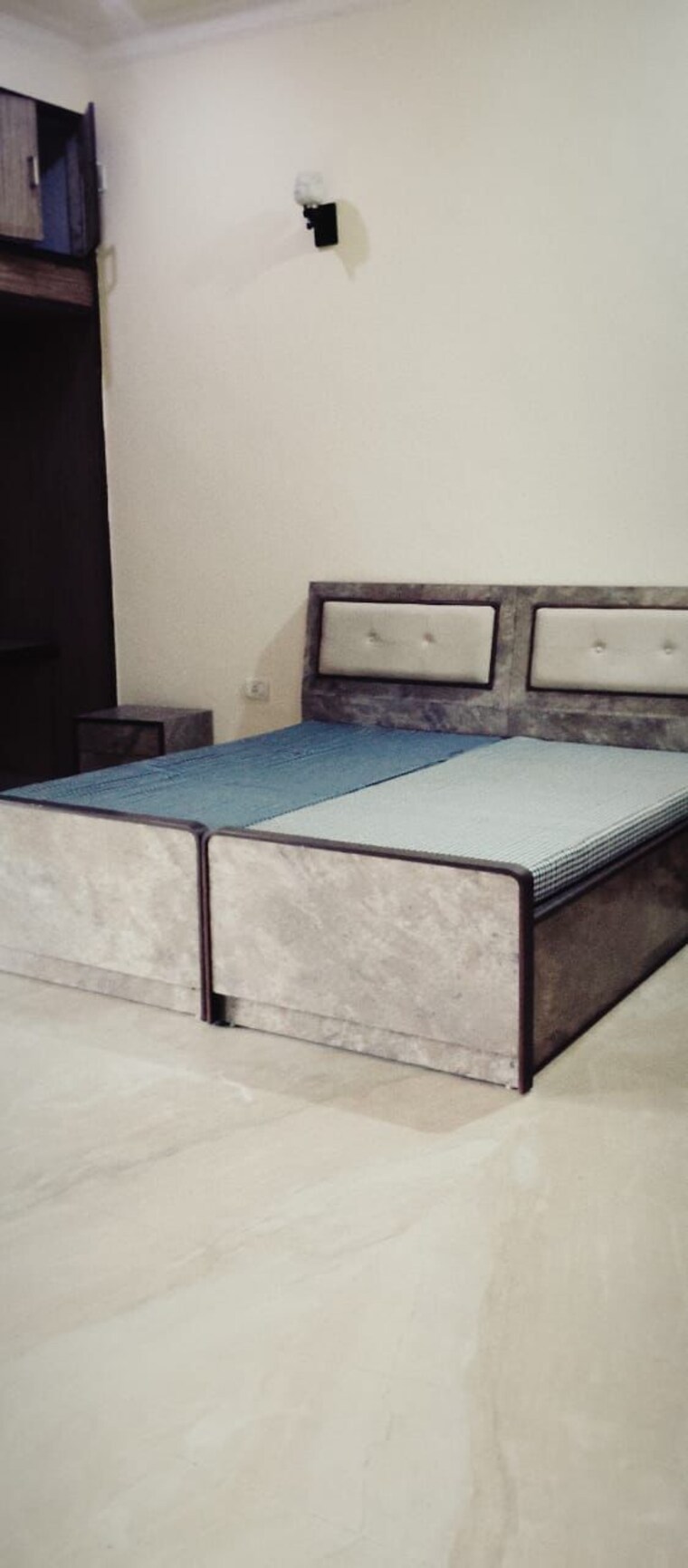 Bedroom, east of kailash 2 Bedroom 300 Sq.Yd. Builder Floor In East Of Kailash Delhi 9445814