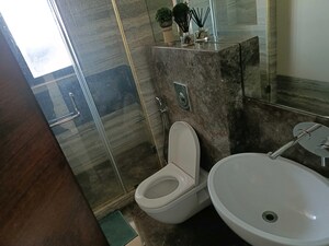 Bathroom in 4 BHK Apartment at Kalpataru Horizon, Worli – for Sale