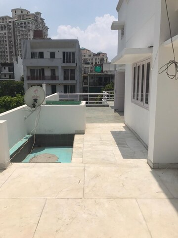 Balcony in 2 BHK Builder Floor at DLF City Phase IV, Dlf Phase iv – for Rent