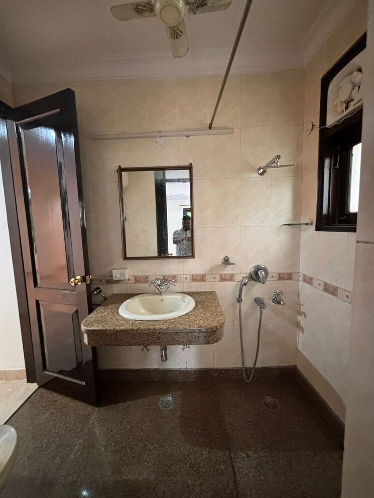 Attached Bathroom, malviya nagar 3 Bedroom 2000 Sq.Ft. Builder Floor In Malviya Nagar Delhi 9446774