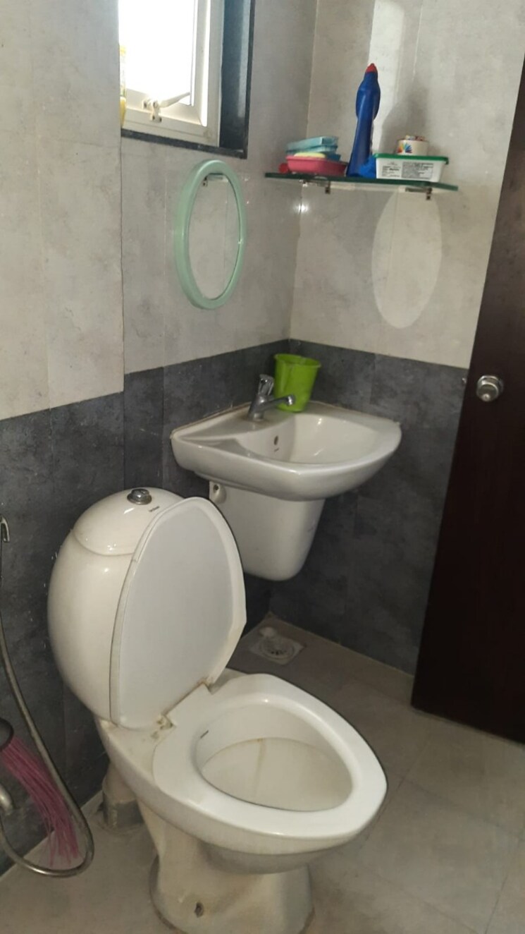 Bathroom, vihana-mitribute-homes 3 Bedroom 1300 Sq.Ft. Apartment In Mundhwa Pune 9446716
