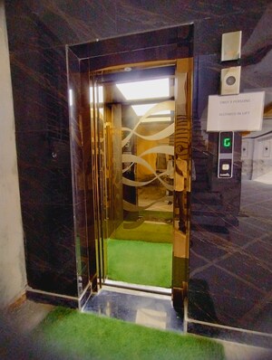 Lift in 2 BHK Builder Floor at Vikas Nagar – for Sale