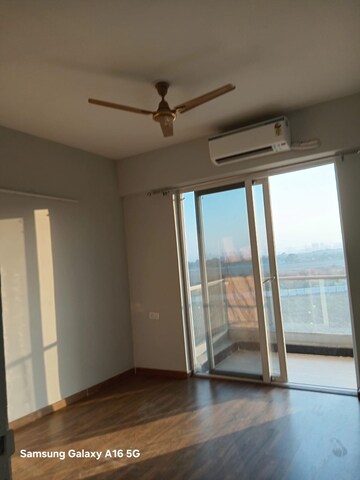 Room in 3 BHK Apartment at Signature Global City, Sector 37d – for Rent