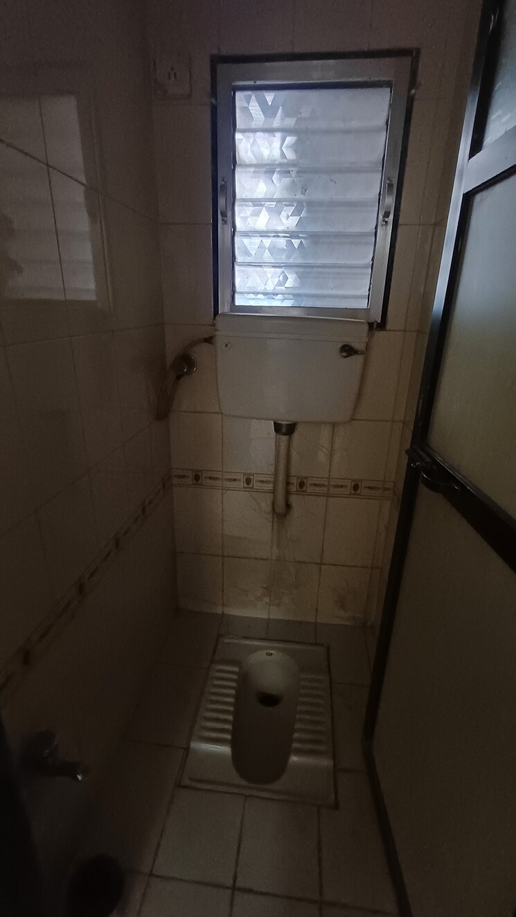 Attached Bathroom, kashish-park-apartment 2 Bedroom 700 Sq.Ft. Apartment In Lal Bahadur Shastri Road Thane 9447429