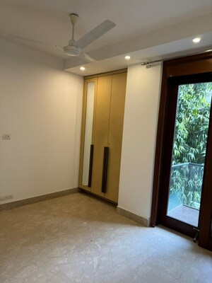 Room in 3 BHK Apartment at Nehru Enclave – for Rent