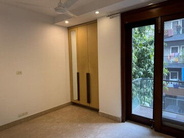 Room in 3 BHK Apartment at Nehru Enclave – for Rent