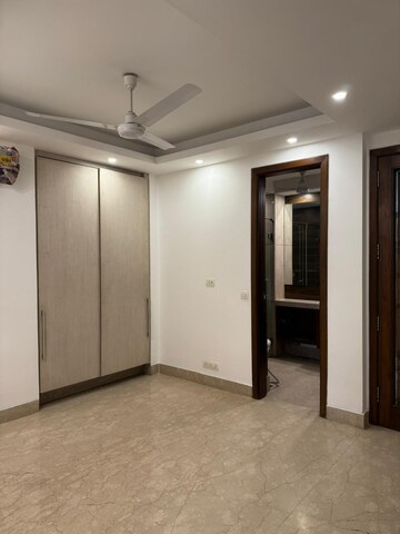 Room in 3 BHK Apartment at Nehru Enclave – for Rent