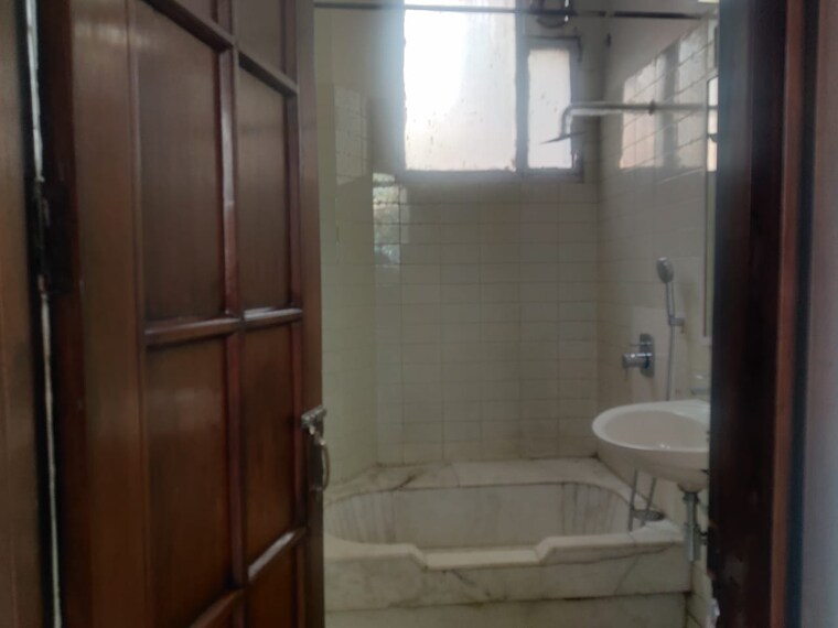 Bathroom, new friends colony 3 Bedroom 1800 Sq.Ft. Builder Floor In New Friends Colony Delhi 9447551