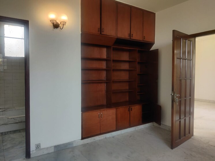 Room, new friends colony 3 Bedroom 1800 Sq.Ft. Builder Floor In New Friends Colony Delhi 9447551