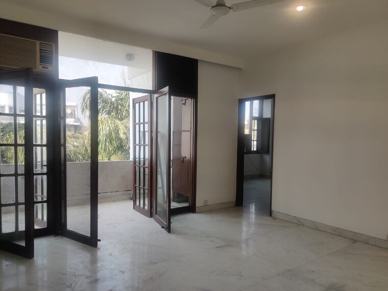 Room, new friends colony 3 Bedroom 1800 Sq.Ft. Builder Floor In New Friends Colony Delhi 9447551