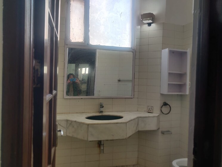 Bathroom, new friends colony 3 Bedroom 1800 Sq.Ft. Builder Floor In New Friends Colony Delhi 9447551
