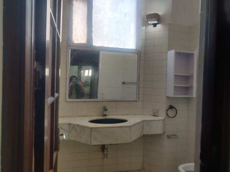 Bathroom, new friends colony 3 Bedroom 1800 Sq.Ft. Builder Floor In New Friends Colony Delhi 9447551