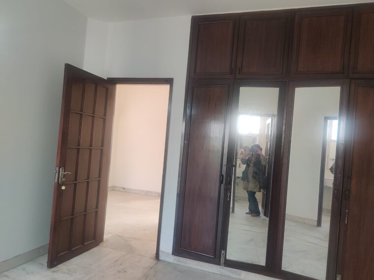 Room, new friends colony 3 Bedroom 1800 Sq.Ft. Builder Floor In New Friends Colony Delhi 9447551