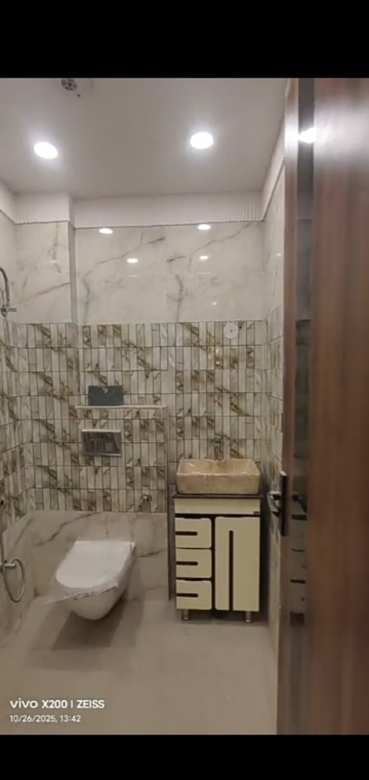Bathroom, mahavir enclave 3 Bedroom 960 Sq.Ft. Builder Floor In Mahavir Enclave Delhi 9447577
