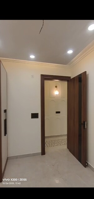 Building Lobby in 3 BHK Builder Floor at Mahavir Enclave – for Sale