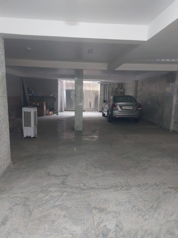  Parking, east of kailash 3 Bedroom 300 Sq.Yd. Builder Floor In East Of Kailash Delhi 9447591