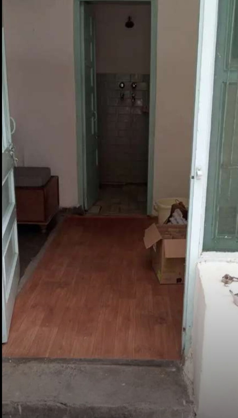 Room, sector 18 1 Bedroom 500 Sq.Ft. Builder Floor In Sector 18 Chandigarh 9447594