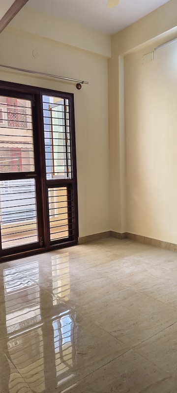 Room in 2 BHK Apartment at Halasuru – for Rent