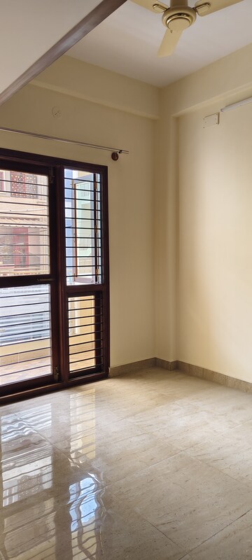 Room in 2 BHK Apartment at Halasuru – for Rent