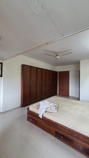 Bedroom in 3 BHK Apartment at Andheri West – for Rent