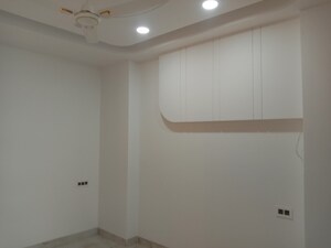 Room in 3 BHK Builder Floor at Mahavir Enclave – for Sale