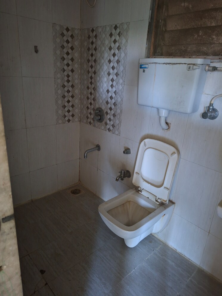 Bathroom, rosa-gardenia 2 Bedroom 990 Sq.Ft. Apartment In Ghodbunder Road Thane 9447784