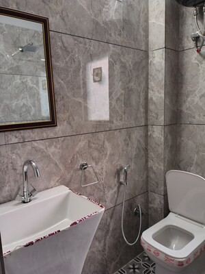 Bathroom in 1 RK Builder Floor at Unitech South City 1, South City 1 – for Rent