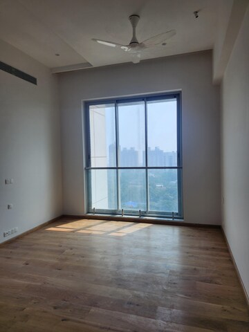 Room in 4 BHK Apartment at Kalpataru Avana, Parel – for Sale