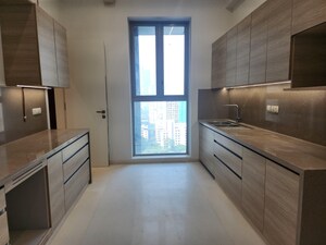 Room in 4 BHK Apartment at Kalpataru Avana, Parel – for Sale