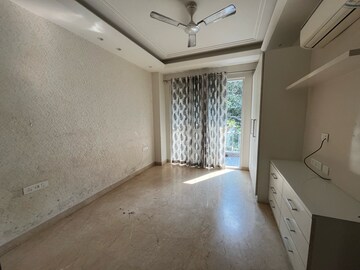 Building Lobby in 3 BHK Builder Floor at Ansal Sushant Lok I, Sector 43 – for Rent