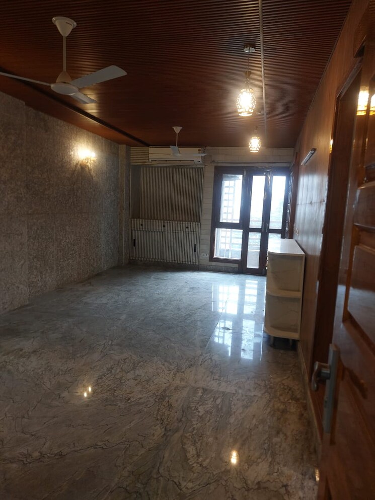 Room, east of kailash 4 Bedroom 300 Sq.Yd. Builder Floor In East Of Kailash Delhi 9447940