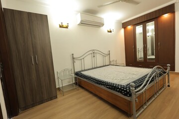 Bedroom in 3 BHK Apartment at DLF The Carlton Estate, Dlf Phase V – for Rent