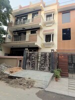5 BHK + Servant Room 250 Sq.Mt. Independent House in Sector 40