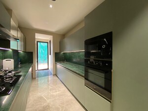 Room in 4 BHK Builder Floor at Dlf Phase ii – for Rent