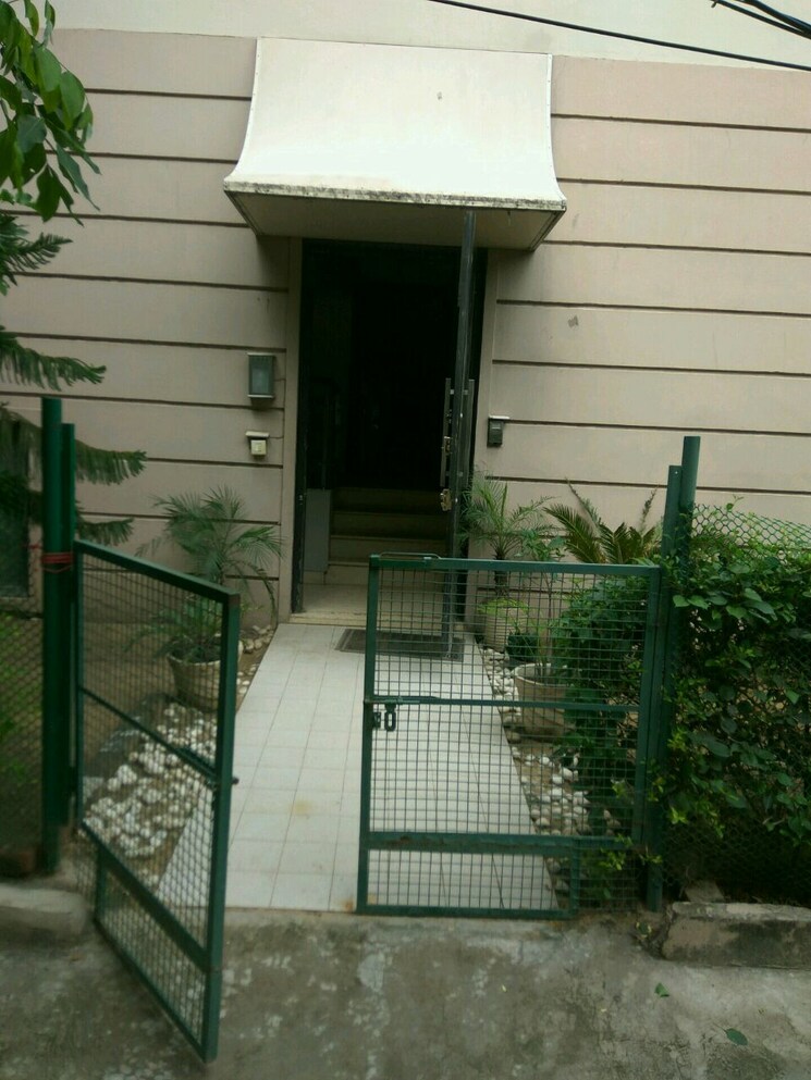 Exterior View, sushant lok i 4 Bedroom 300 Sq.Yd. Independent House In Sushant Lok I Gurgaon 9448400
