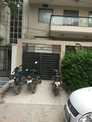 Parking in 4 BHK Independent House at Sushant Lok I – for Rent