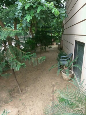 Parking in 4 BHK Independent House at Sushant Lok I – for Rent