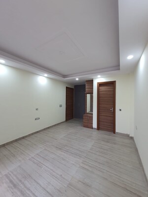 Room in 3 BHK Builder Floor at Sector 27 – for Rent