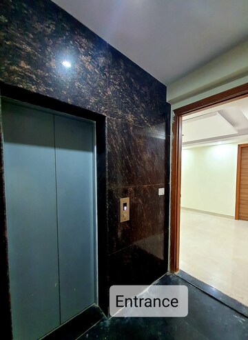 Room in 3 BHK Builder Floor at Sector 27 – for Rent