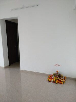 Room in 4 BHK Apartment at JP Decks, Goregaon East – for Rent