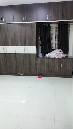Room in 3 BHK Apartment at Nitish Jayabheri Samudayam, Hi Tech City – for Rent