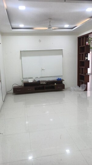 Room in 3 BHK Apartment at Nitish Jayabheri Samudayam, Hi Tech City – for Rent