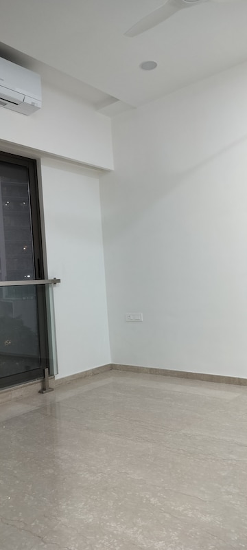 Room in 3 BHK Apartment at Kalpataru Magnus, Bandra East – for Rent