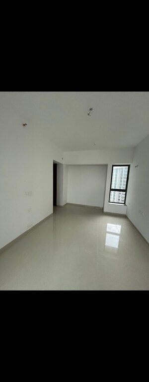 Room in 2 BHK Apartment at Kalpataru Immensa B, Kolshet Road – for Rent