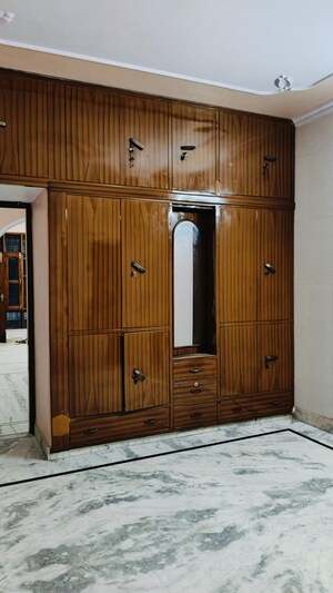 Room in 2.5 BHK Independent House at Sector 16 – for Rent