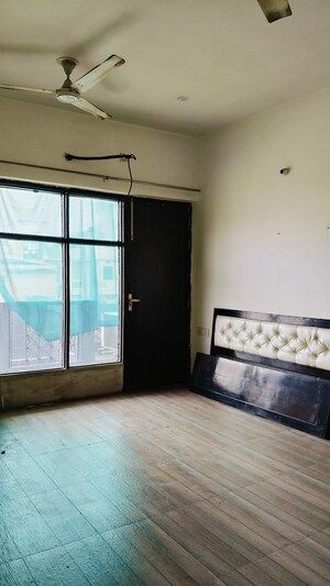 Room in 2.5 BHK Builder Floor at Sector 16 – for Rent
