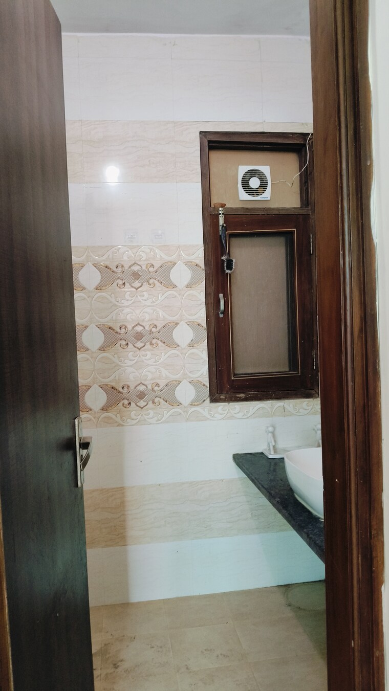 Bathroom, sector 16 2.5 Bedroom 1440 Sq.Ft. Builder Floor In Sector 16 Faridabad 9449736