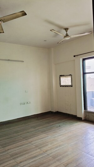 Room in 2.5 BHK Builder Floor at Sector 16 – for Rent