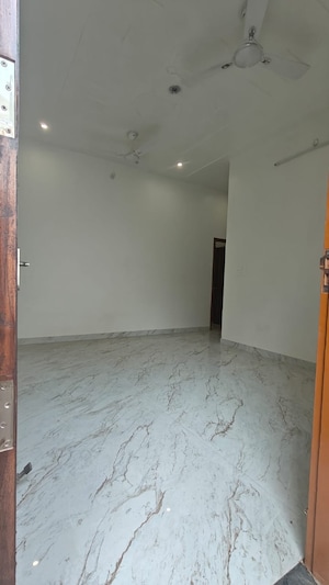Room in 2 BHK Apartment at Gomti Nagar – for Rent