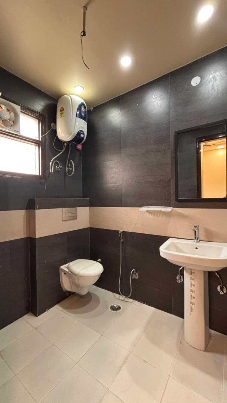Attached Bathroom, niti khand 2 Bedroom 1000 Sq.Ft. Builder Floor In Niti Khand Ghaziabad 9450582